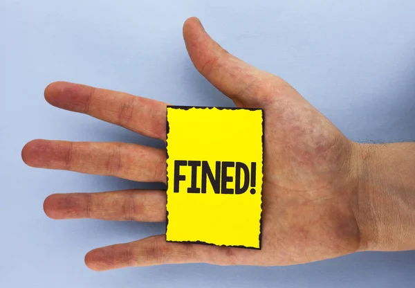 Conceptuele hand schrijven tonen motiverende bellen beboet. Zakelijke foto presentatie van kosteloos straf voor creditcard bill betalingsachterstanden op gele kleverige nota papier op effen achtergrond Hand geschreven. — Stockfoto