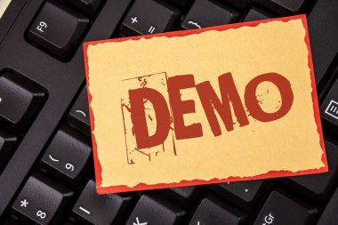 Word metin yazma Demo. Şirketler her yıl yapışkan not kağıdına yazılı görüntülenir iş kavramı gösteri ürünleri yazılımlar için siyah klavye üzerinde yerleştirilir. Üstten Görünüm.