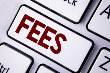 Word metin ücretleri yazma. İş kavramı Online yaratıcı ajansı için ürün bileşenleri saatlik maliyeti kopya alanı ile beyaz klavye anahtar üzerinde yazılı ücretleri. Üstten Görünüm.
