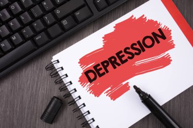 Depresyon gösterilen not yazma. Uykusuz geçen ahşap arka plan klavye üstünde not etmek boyalı Marker yazılı anksiyete bozukluğu olması ile iş stresi vitrine iş fotoğraf.