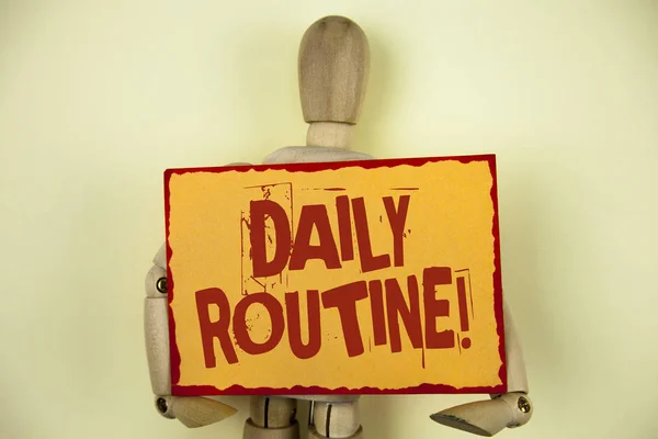 Conceptual hand writing showing Daily Routine Motivational Call. Business photo text Everyday good habits to bring changes written on Sticky Note paper on plain background Wooden Robot Toy. — Stock Photo, Image