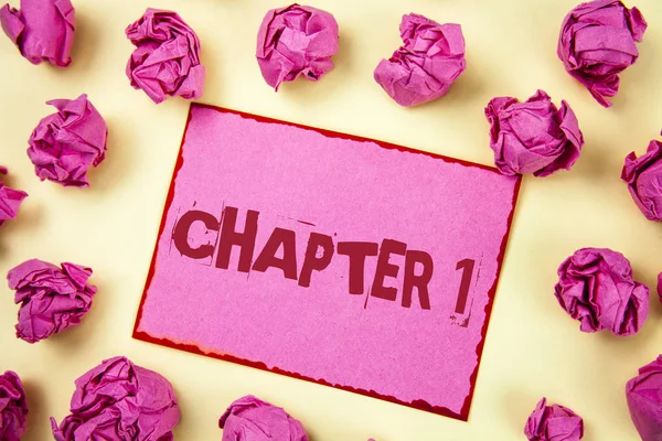Schreiben Notiz zeigt Kapitel 1. Business-Foto, das zeigt, etwas Neues zu beginnen oder die großen Veränderungen in der eigenen Reise zu machen, geschrieben auf rosa Klebepapier auf schlichtem Hintergrund rosa Papierkugeln. — Stockfoto