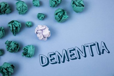 Demans yazma el yazısı metin. Uzun süreli hafıza kaybı belirti ve bulgular bana daha erken emekli yazılı düz mavi arka plan buruşuk kağıt topları yanında yapılan anlam kavramı.