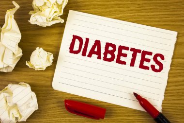 Word metin yazma diyabet. İş kavramı tıbbi durum artan yüksek düzey şeker ahşap arka plan Marker kağıt topları yanında gözyaşı not defteri kağıda yazılı tanısı için