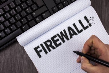 Kavramsal el güvenlik duvarı motivasyonel ara gösterilen yazma. Marker elinde defter üzerinde ahşap arka plan klavye üzerinde yazan internet dolandırıcılık iş fotoğraf metin Malware Koruma engeller