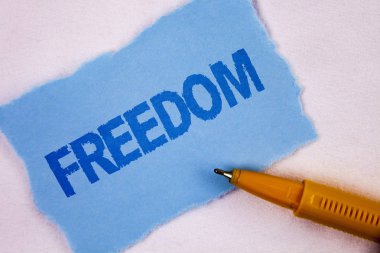 Özgürlük gösterilen metin işareti. Kavramsal fotoğraf bir tatil için düz arka plan kalem yanında gözyaşı mavi yapışkan not kağıdına yazılı dünya turu gitmek için özgürlük sahip öğrenciler çıkıyor.