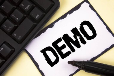 Kavramsal el demo gösterilen yazma. İş fotoğraf metin gösteri ürünleri yazılım şirketleri tarafından her yıl düz arka plan Marker klavye yapışkan not kağıdına yazılı görüntülenir.