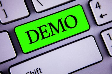 El yazısı metin Demo. Gösteri ürünleri yazılım şirketleri tarafından her yıl yeşil anahtar düğme üstünde beyaz klavye kopya alanı ile yazılı görüntülenir anlam kavramı. Üstten Görünüm.