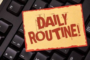 Word metin günlük rutin motivasyonel ara yazma. Yapışkan not kağıdına yazılı değişiklikleri getirmek her gün iyi alışkanlıklar için iş kavramı siyah klavye üzerinde yerleştirilir. Üstten Görünüm.