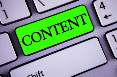 El yazısı metin içeriği. Özel içeren ve yeşil anahtar düğme üstünde beyaz klavye üzerinde kopya alanı ile yazılan zengin bilgi içeren Web sitesi anlam kavramı. Üstten Görünüm.