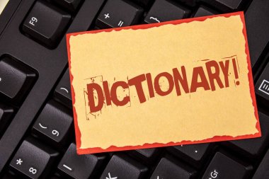 Word metin sözlük motivasyonel ara yazma. Başka bir vocabs ve yapışkan not kağıdına yazılı kitaptan eş anlamlı öğrenme için iş kavramı siyah klavye üzerinde yerleştirilir. Üstten Görünüm.