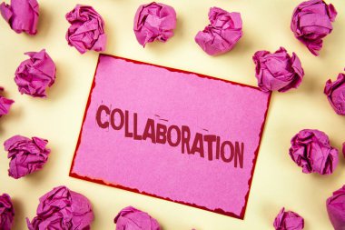 İşbirliği gösterilen not yazma. Küresel Sanayi ortaklığı pembe yapışkan not kağıdına düz arka plan pembe kağıt topları üzerinde yazılı kazanmak başkalarına yardım etmek için ekip çalışması ile vitrine iş fotoğraf.