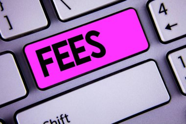 Kavramsal el ücretleri gösterilen yazma. İş fotoğraf online yaratıcı ajansı vitrine ürün bileşenleri saatlik maliyeti klavye anahtarını düğmesinde kopya alanı ile yazılı ücretleri. Üstten Görünüm.