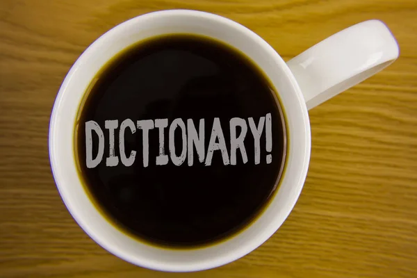 Ordet skriver text ordbok motiverande samtal. Affärsidé för att lära sig en annan vocabs och synonymer från bok skriven på svart te i vit kopp placeras på träbord. Ovanifrån. — Stockfoto