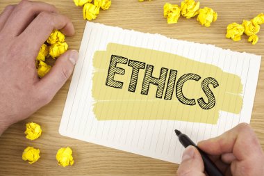 Etik gösterilen not yazma. Sürdürülebilirliği eşitlik denge diğerleri arasında vitrine iş fotoğraf Marker kağıt topları ahşap arka plan üzerinde gözyaşı defter kağıt üzerinde yazılı ahlaki prensipleri.