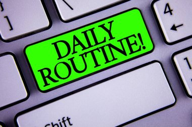 El yazısı metin günlük rutin motivasyonel ara. Yeşil anahtar düğme üstünde beyaz klavye üzerinde kopya alanı ile yazılı değişiklikleri getirmek için her gün iyi alışkanlıklar anlam kavramı. Üstten Görünüm.