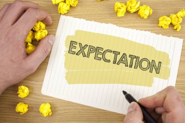 Beklenti gösterilen not yazma. İş fotoğraf vitrine meteorolojik araştırma analisti hava tahmini ahşap arka plan Marker kağıt topları üzerinde gözyaşı defter kağıt üzerinde yazılı tahmin eder..