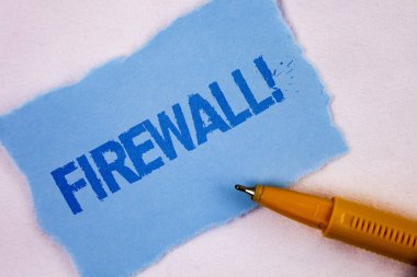 Güvenlik Duvarı motivasyonel ara gösterilen metin işareti. Düz arka plan kalem yanında gözyaşı mavi yapışkan not kağıdına yazılı internet dolandırıcılık kavramsal fotoğraf Malware Koruma engeller.