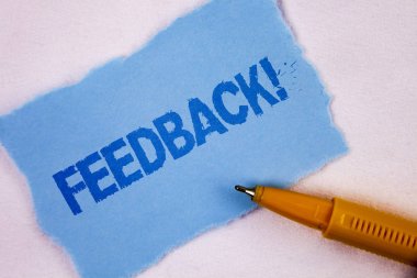 Geribildirim motivasyonel ara gösterilen metin işareti. Kavramsal fotoğraf bir ekonomik yerel bakkal dükkanı düz arka plan kalem yanında gözyaşı mavi yapışkan not kağıdına yazılı değerlendirme.