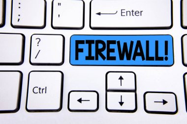 Güvenlik Duvarı motivasyonel ara gösterilen not yazma. Kötü amaçlı yazılım koruması vitrine iş fotoğraf beyaz klavye mavi anahtarını düğmesinde kopya alanı ile yazılmış internet dolandırıcılık engeller. Üstten Görünüm.