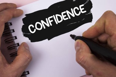 Kavramsal el güven gösterilen yazma. Değer, asla ama asla şüphe iş fotoğraf metin ilham ve kendini adam tarafından boyalı not etmek üstünde düz arka plan işaretçisi üzerinde yazılı dönüşümü.