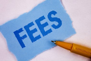 Metin işaret gösteren ücretleri. Ürün bileşenleri saatlik maliyeti düz arka plan kalem yanında gözyaşı mavi yapışkan not kağıdına yazılı kavramsal fotoğraf Online yaratıcı ajansı ücretleri.
