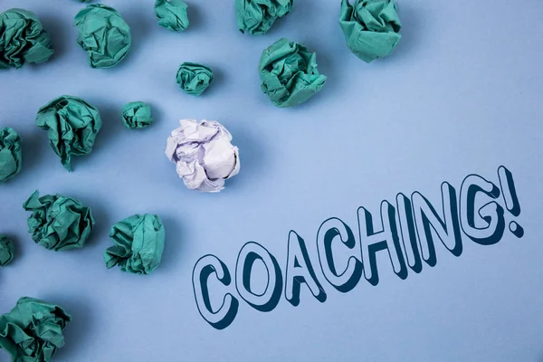 Escrever texto escrito Coaching Motivational Call. Conceito significado Treinamento difícil começa a melhorar suas habilidades escritas em fundo azul liso Bolas de papel enrugadas ao lado dele . — Fotografia de Stock