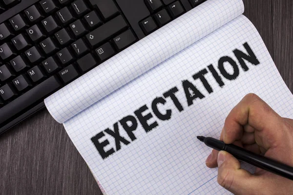 Kavramsal el beklenti gösterilen yazma. İş fotoğraf metin meteorolojik araştırma analisti hava tahmini Marker elinde defter üzerinde ahşap arka plan klavye üzerinde yazan tahmin eder.