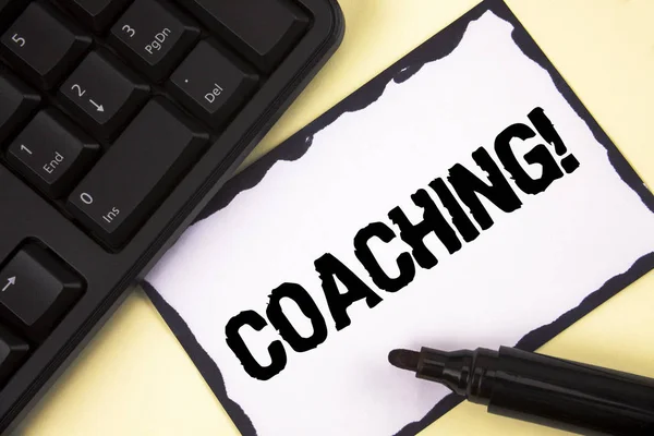 Conceptuele hand schrijven tonen Coaching motiverende noemen. Zakelijke foto tekst taai opleiding begint te verbeteren van uw vaardigheden geschreven op notitie papier op effen achtergrond Marker toetsenbord. — Stockfoto