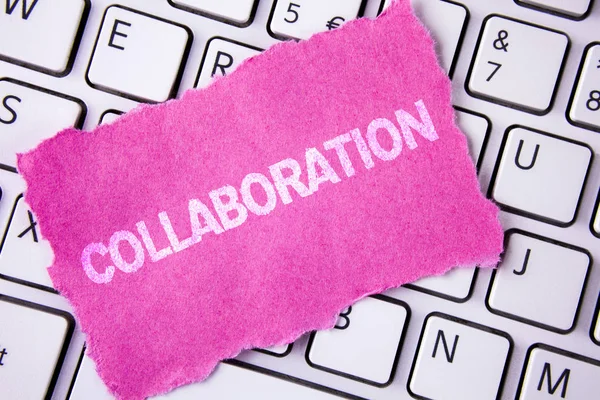 Conceptual hand writing showing Collaboration. Business photo showcasing Global industries partnership with teamwork to help others win written on Tear Sticky note paper placed on White Keyboard. — Stock Photo, Image
