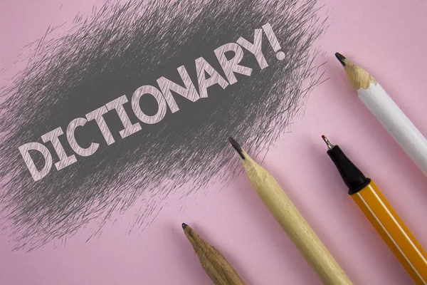 Signe texte montrant Dictionnaire Motivational Call. Photo conceptuelle Apprendre un autre vocabulaire et synonymes du livre écrit sur fond rose Stylo et crayons à côté . — Photo