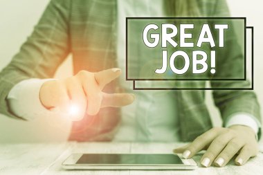 Harika İş 'i gösteren bir not yazıyorum. İş fotoğrafçılığı, birini çok iyi yaptığı bir şey için övmek için kullanılır. Masasında cep telefonu olan iş kadını..