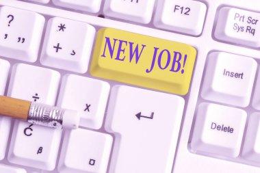 Yeni İş'i gösteren not yazma. Son zamanlarda beyaz arka plan üzerinde not kağıdı ile düzenli istihdam Beyaz pc klavye ücretli pozisyon sahip İş fotoğraf vitrin.