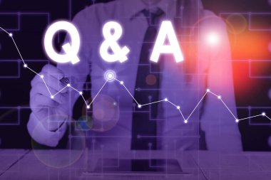 Q ve A 'yı gösteren kavramsal el yazısı. İş fotoğrafı gösterimi sorulan sorular ve cevaplar olarak tanımlanır. Kadın en son akıllı aygıtı kullanarak resmi iş hediyesi giyer..