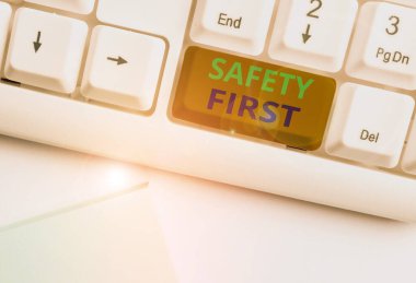 Önce Güvenlik'i gösteren metin işareti. Kavramsal fotoğraf en önemli şey beyaz arka plan tuşu kopyalama alanı üzerinde boş not kağıdı ile güvenli Beyaz pc klavye olmak olduğunu söylemek için kullanılır.