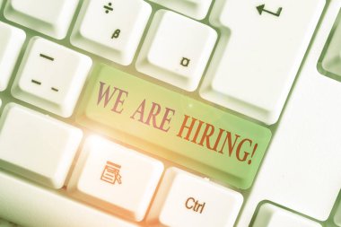 El yazısı metin Biz Işe vardır. Kavram son zamanlarda birini istihdam veya beyaz arka plan tuşu kopyalama alanı üzerinde boş not kağıdı ile belirli bir iş Yapmak için birisi ödeme anlamı.