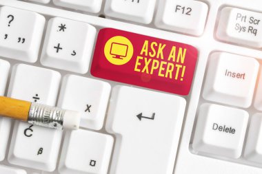 Ask An Expert 'ı gösteren kavramsal el yazısı. Beyaz arkaplan üzerinde not kağıdı ile birlikte Beyaz pc klavye yönergelerini anlayan ve kabul eden iş metni doğrulaması.