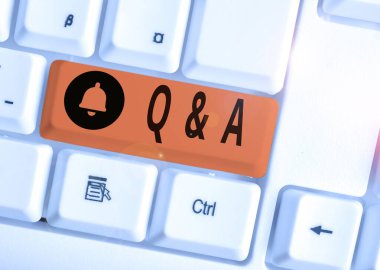 Soru sorulur ve beyaz arka plan tuşu kopyalama alanının üzerinde boş not kağıdı ile Beyaz pc klavyesi yanıtlar olarak tanımlanan Q Ve A. Kavramsal fotoğraf gösteren metin işareti.