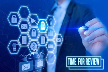 El yazısı metni İnceleme Zamanı. Bir sistemin ya da durumun resmi incelemesi anlamına gelir. Kadın en son akıllı aygıtı kullanarak resmi iş elbisesi sunumu giyer..