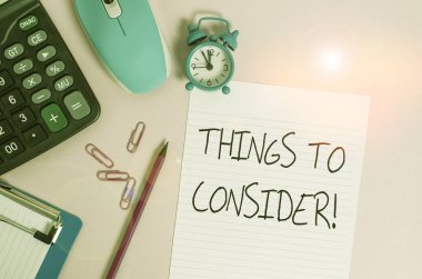 El yazısı. Düşünülmesi gereken şeyler. Anlamı, bir şeyi dikkatlice düşünmek, karar vermek için hesap makinesi, saat panosu, fare sayfası, kalem renkli arka plan..