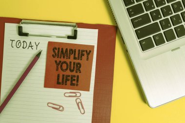 Hayatınızı Basitleştiren Kavramsal El Yazıları. İş fotoğrafı metni önemli üzerine odaklanmış ve bırak daha azı için başkası endişelensin Metalik dizüstü bilgisayar kağıt kağıt kağıt kağıt kağıt kağıt kalem renkli arka plan.