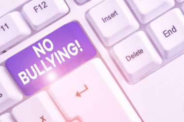 Kelime yazma metni No Bullying. Çocuklar arasında agresif davranışı durdurmak için iş konsepti güç dengesizliği Beyaz pc klavye beyaz arka plan anahtar kopyalama alanı üzerinde boş not kağıdı ile.