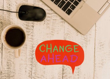 El yazısı metni Değiştir. Değişik bir metalik dizüstü konuşma baloncuğu, fare kahve fincanı antika ahşap masa..