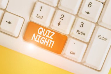 Mesaj işareti Quiz Night 'ı gösteriyor. Beyaz arkaplan anahtar alanının üzerinde boş not kağıdı bulunan bireyler arasındaki kavramsal fotoğraf akşam testi bilgi yarışması.