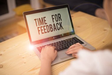 Geribildirim Zamanı gösteren not yazılıyor. Bilgisayarlı akıllı telefon ve ofis teknolojisi olan bir ürün veya hizmet kadınına verilen tepkiler hakkında bilgi içeren iş fotoğrafı.