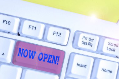 Şimdi Açık'ı gösteren not yazma. İş fotoğrafı vitrin ilerleyen kapı veya pencereler kapalı değil veya şu anda kapalı değil beyaz arka plan üzerinde not kağıdı ile Beyaz pc klavye.