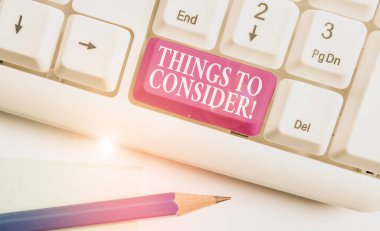 Göz önünde bulundurulması gereken şeyleri gösteren metin işareti. Kavramsal fotoğraf beyaz arka plan tuşu kopyalama alanı üzerinde boş not kağıdı ile karar Beyaz pc klavye yapmak için dikkatle bir şey düşünmek.