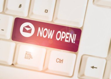 Şimdi Aç'ı gösteren metin işareti. Kavramsal fotoğraf kapalı olmayan kapı veya pencereler ilerde kapalı veya bu geçerli zamanda kapalı beyaz pc klavye beyaz arka plan tuşu kopyalama alanı üzerinde boş not kağıdı ile bırakın.