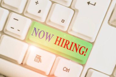 El yazısı metin Şimdi Işe alma. Kavram gelecekteki çalışanlarla iş ilişkisini değerlendirme bulma Beyaz pc klavye beyaz arka plan tuşu kopyalama alanı nın üzerinde boş not kağıdı ile.