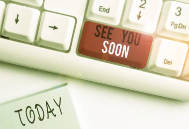 Kavramsal el yazısı yakında görüşürüz diyor. Biriyle vedalaşmak ve tekrar buluşmaya gitmek için kullanılan iş fotoğrafı metni beyaz arkaplanın üzerinde nota kağıdı ile birlikte.